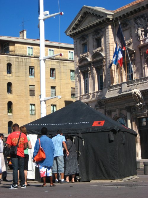 Smala devant la mairie de Marseille